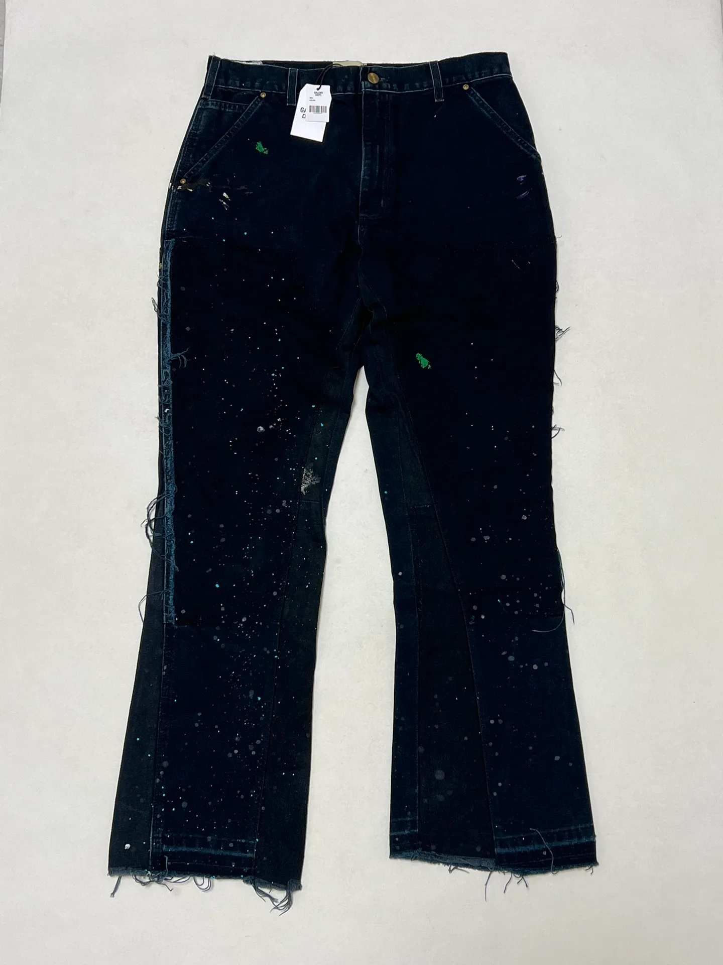 GALLERY DEPT. LA FLARE CARPENTER PANTS The first generation of paint-splashed and ink-washed flared logging trousers, modified Carhartt overalls from the original version. Blue and black S-XL large-area paint-splashed ink. Full set of original copper hardware. Deconstructed and modified version of the Kahart trousers. Heavy-washed and distressed. VINTAGE texture is perfect.